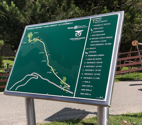In mezzo al bosco lungo il sentiero Cassinelli verso la Presolana (Valseriana - bg)